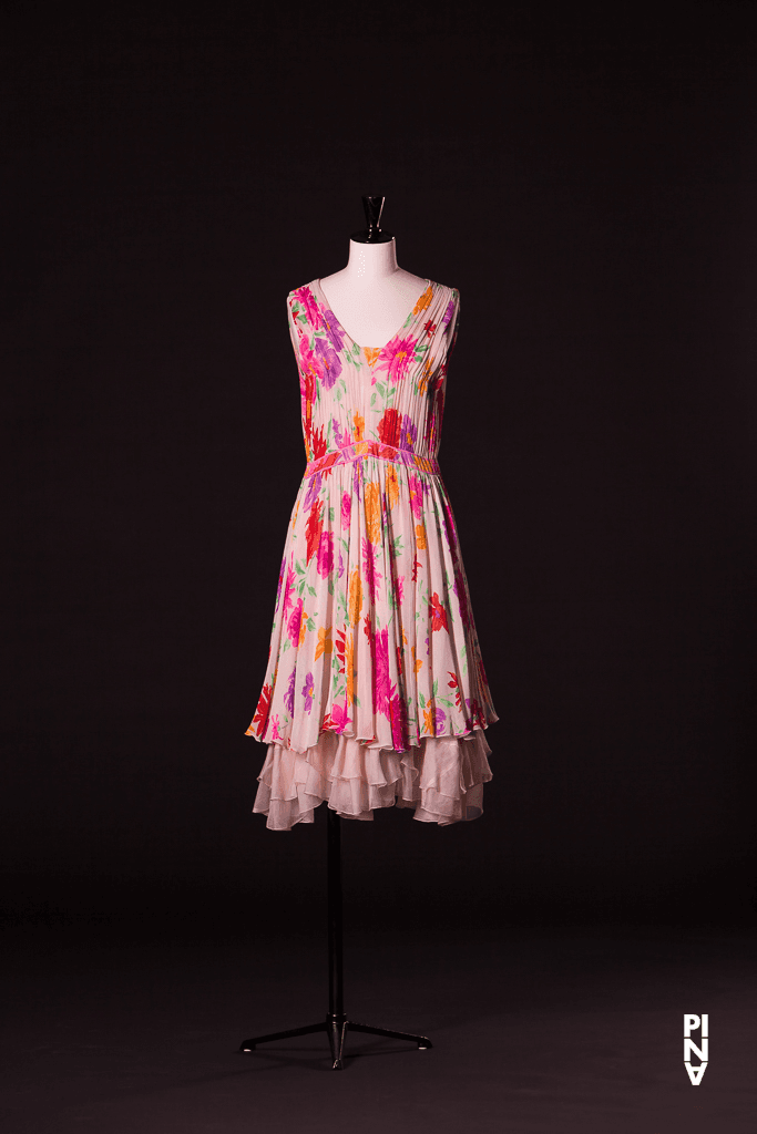 Kurzes Kleid, getragen in „Vollmond“ von Pina Bausch