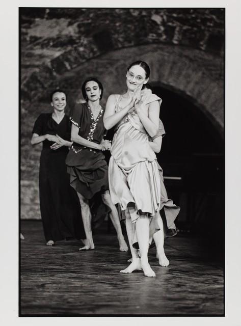 Nazareth Panadero, Anne Martin und Monika Sagon in „Walzer“ von Pina Bausch im Cour d'honneur du Palais des Papes, Spielzeit 1982/83
