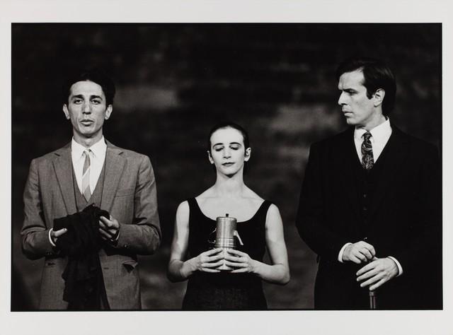 Urs Kaufmann, Jean Laurent Sasportes et Beatrice Libonati dans « Walzer » de Pina Bausch dans la Cour d'honneur du Palais des Papes, saison 1982/83