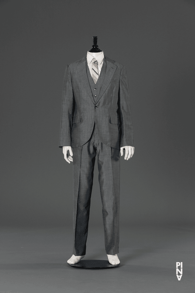 Anzug und Weste, getragen von Dominique Mercy in „Walzer“ von Pina Bausch
