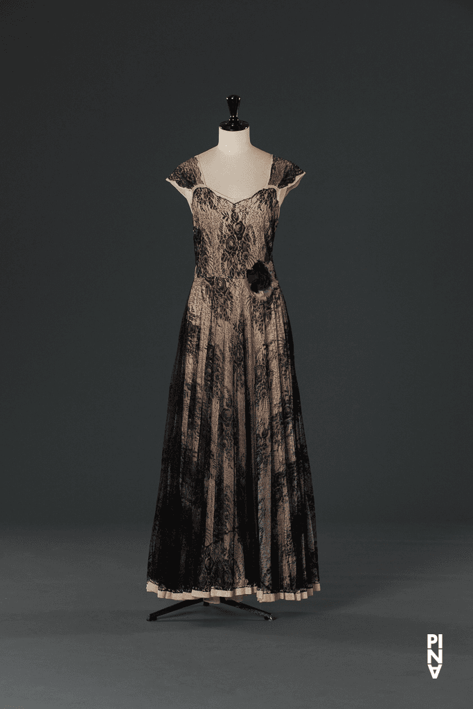 Langes Kleid, getragen in „Walzer“ von Pina Bausch