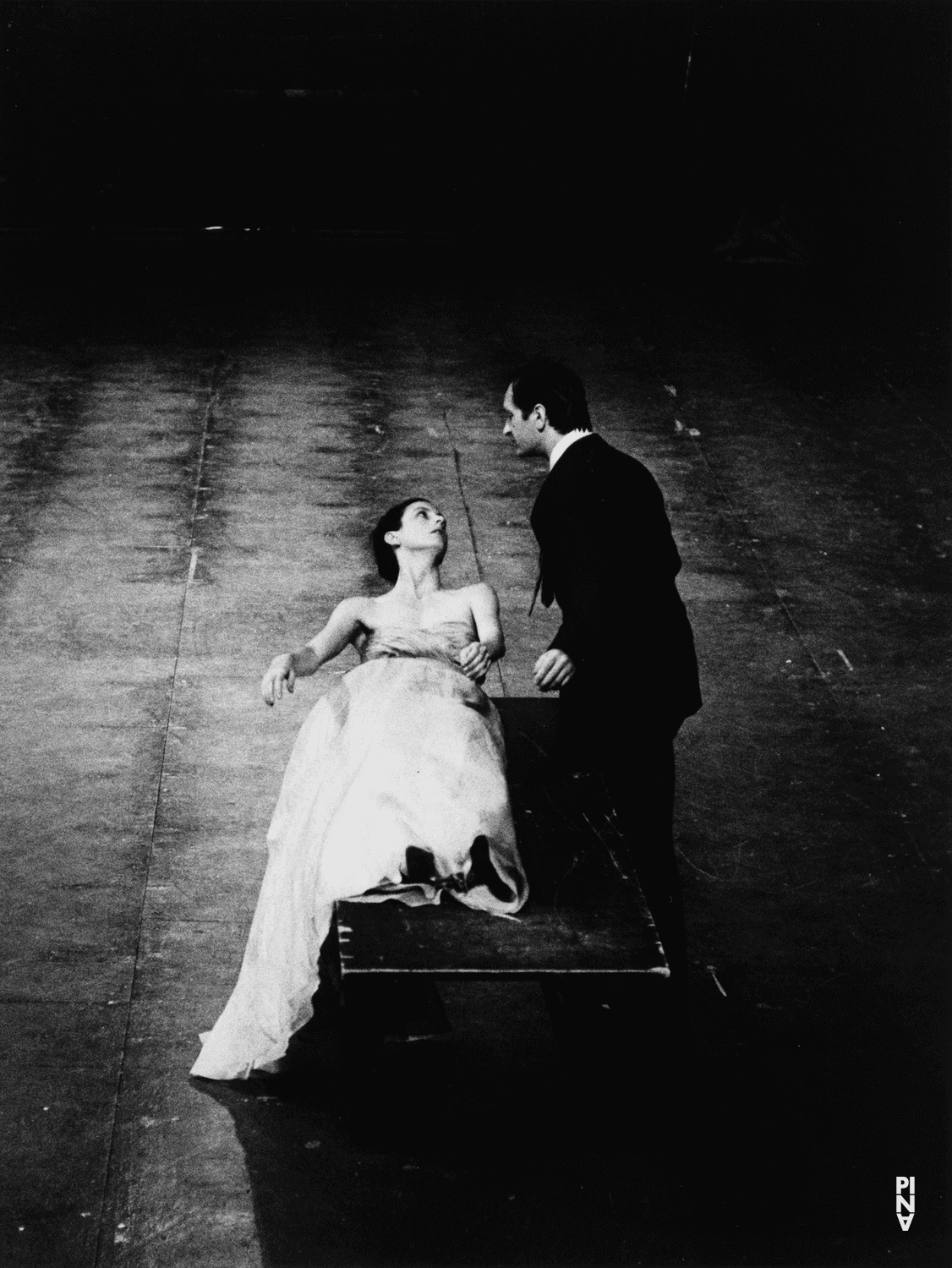 Jan Minařík und Meryl Tankard in „Walzer“ von Pina Bausch im Koninklijk Theater Carré Amsterdam, Spielzeit 1981/82