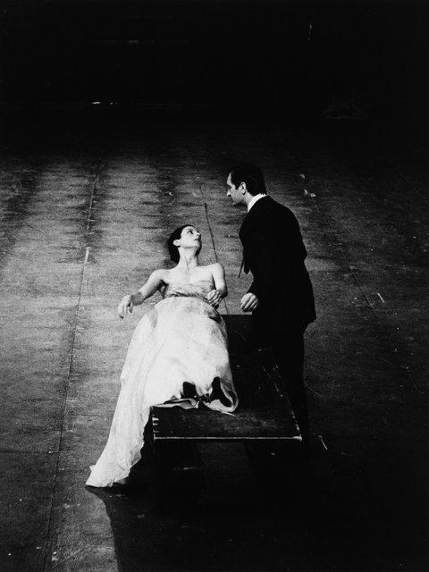 Jan Minařík und Meryl Tankard in „Walzer“ von Pina Bausch im Koninklijk Theater Carré Amsterdam, Spielzeit 1981/82