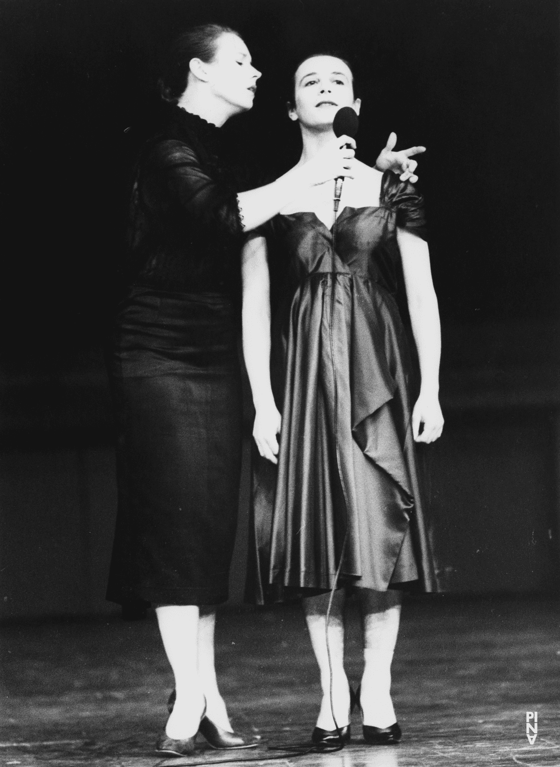 Josephine Ann Endicott et Beatrice Libonati dans « Walzer » de Pina Bausch au Koninklijk Theater Carré Amsterdam, saison 1981/82
