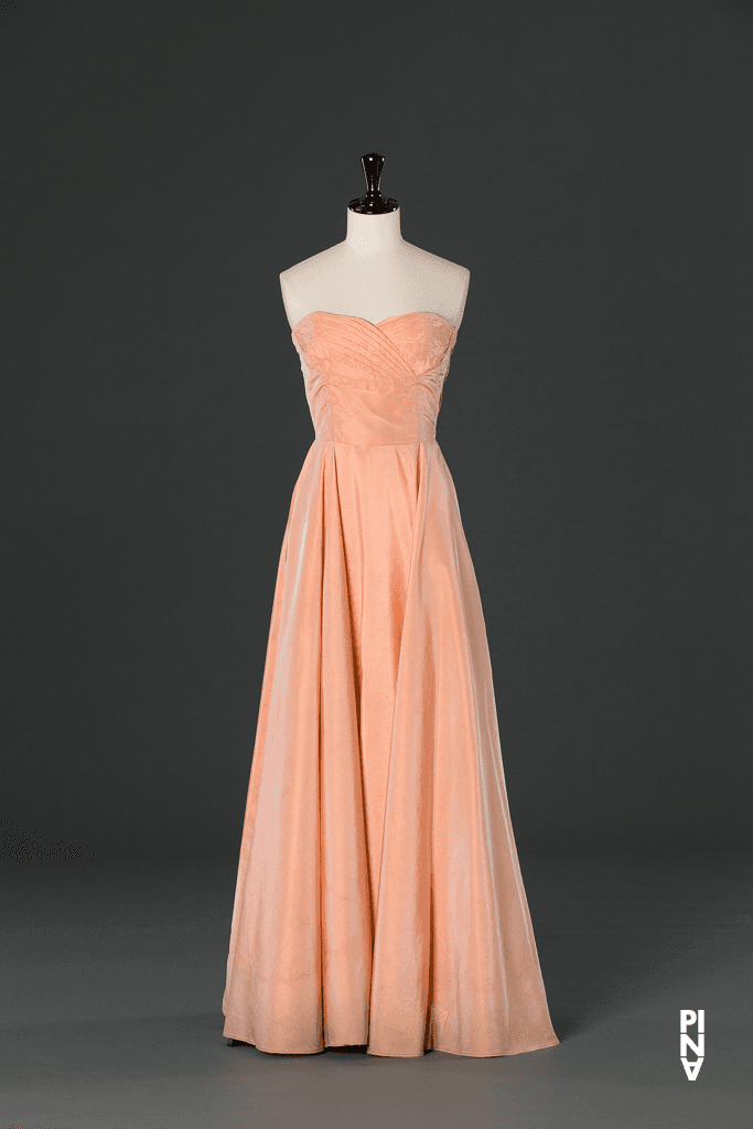 Jupe longue, porté dans Barbara Kaufmann en « Wiesenland (Terre verte) » de Pina Bausch