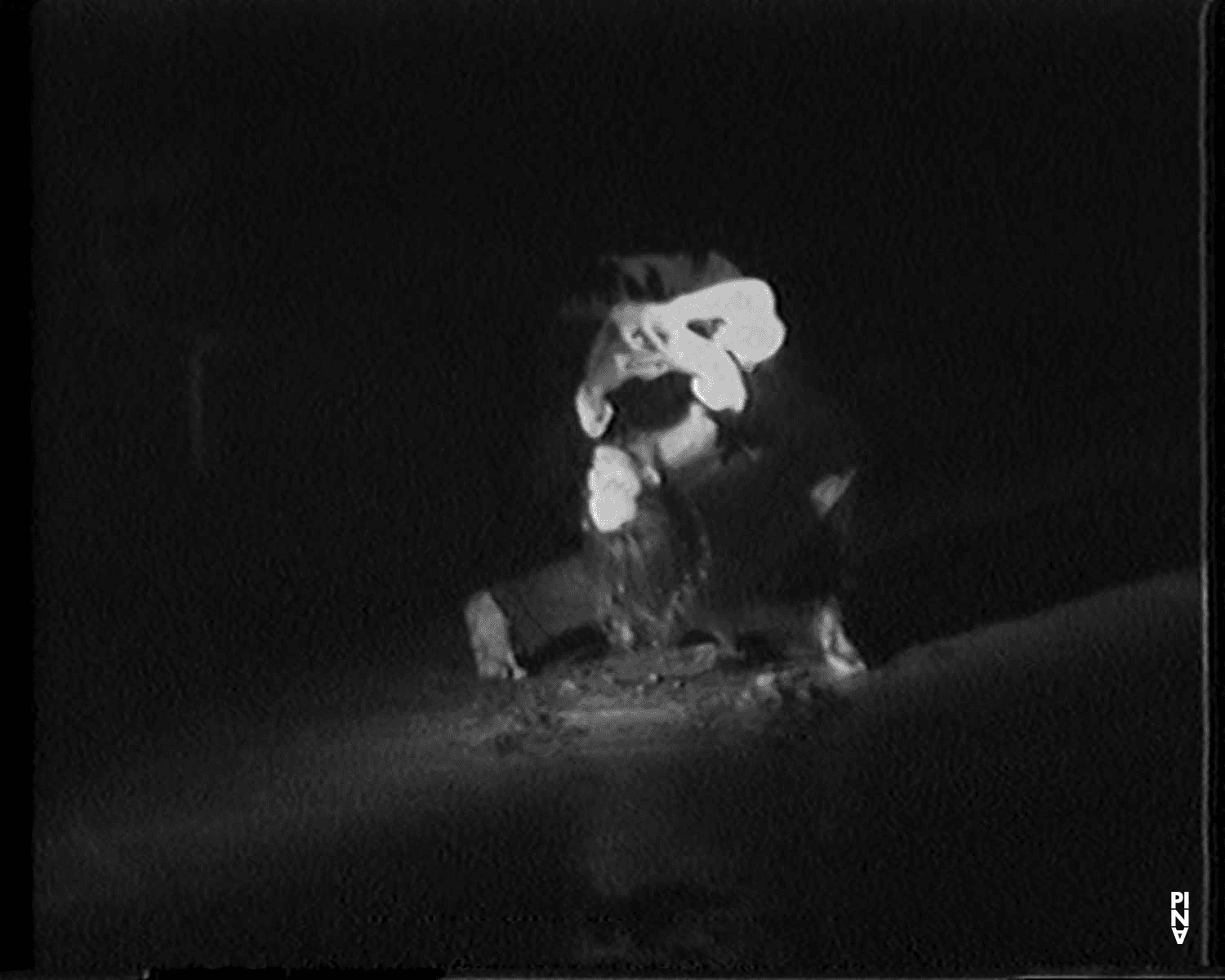 „Blaubart.  Beim Anhören einer Tonbandaufnahme von Béla Bartóks Oper »Herzog Blaubarts Burg«“ von Pina Bausch mit Tanztheater Wuppertal in Wuppertal (Deutschland), 24. Februar 1977 (1/3)