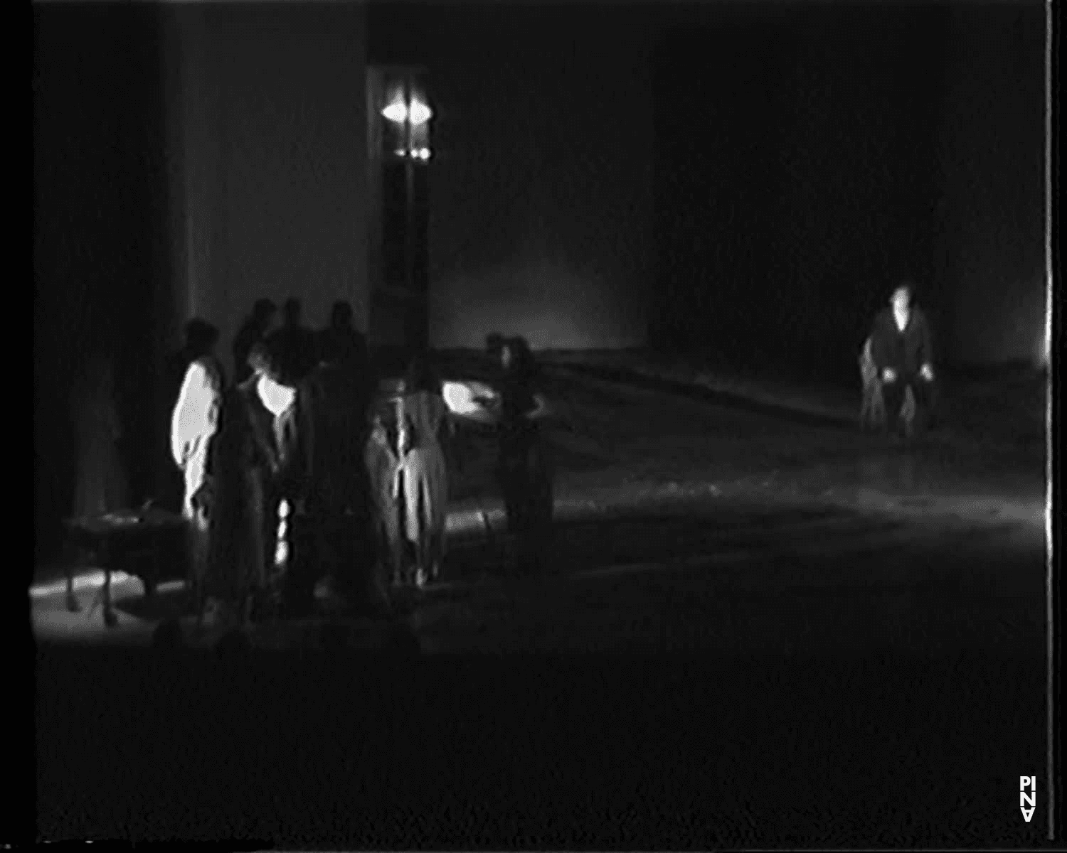 „Blaubart.  Beim Anhören einer Tonbandaufnahme von Béla Bartóks Oper »Herzog Blaubarts Burg«“ von Pina Bausch mit Tanztheater Wuppertal in Wuppertal (Deutschland), 24. Februar 1977 (2/3)