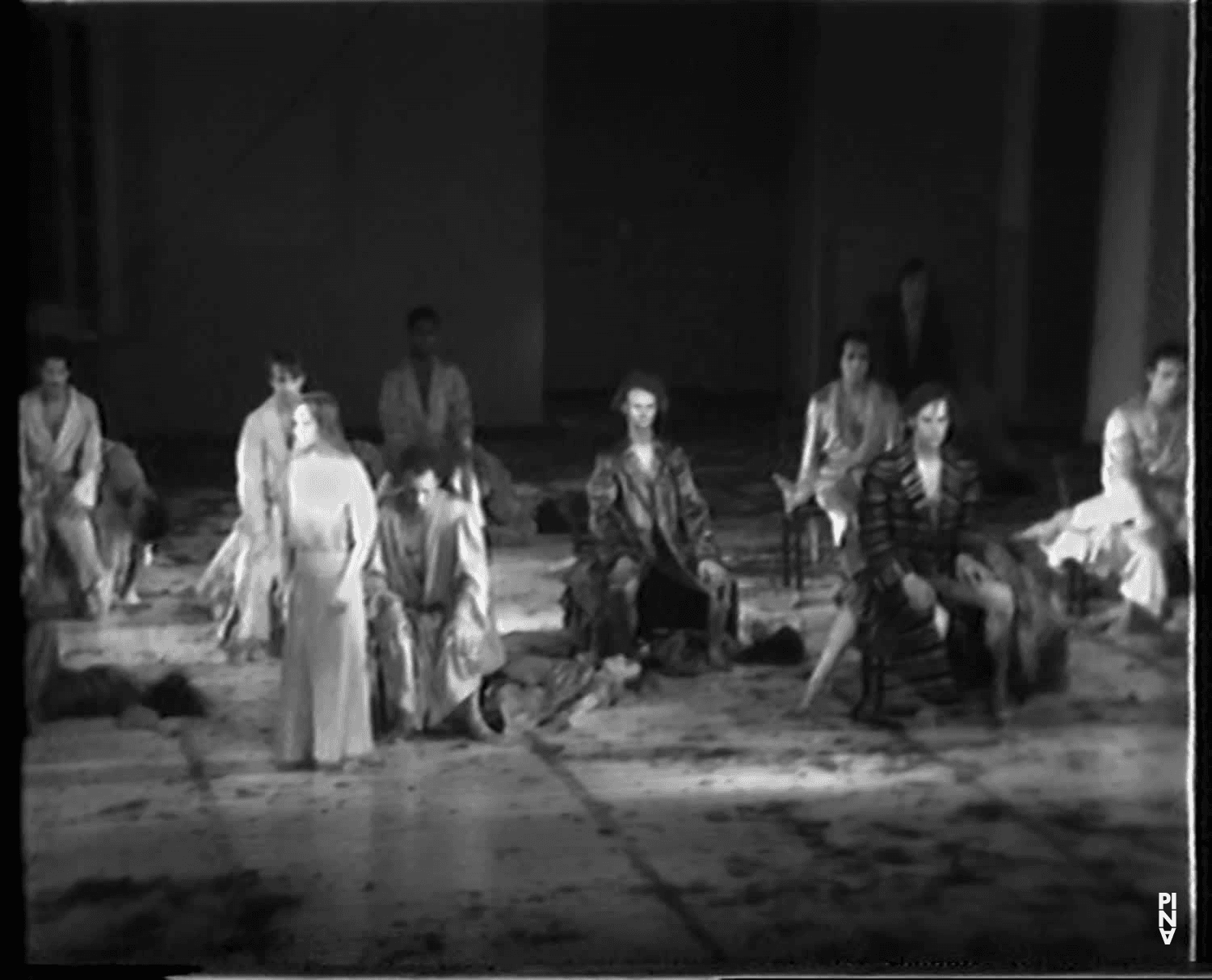 „Blaubart.  Beim Anhören einer Tonbandaufnahme von Béla Bartóks Oper »Herzog Blaubarts Burg«“ von Pina Bausch mit Tanztheater Wuppertal in Wuppertal (Deutschland), 24. Februar 1977 (3/3)