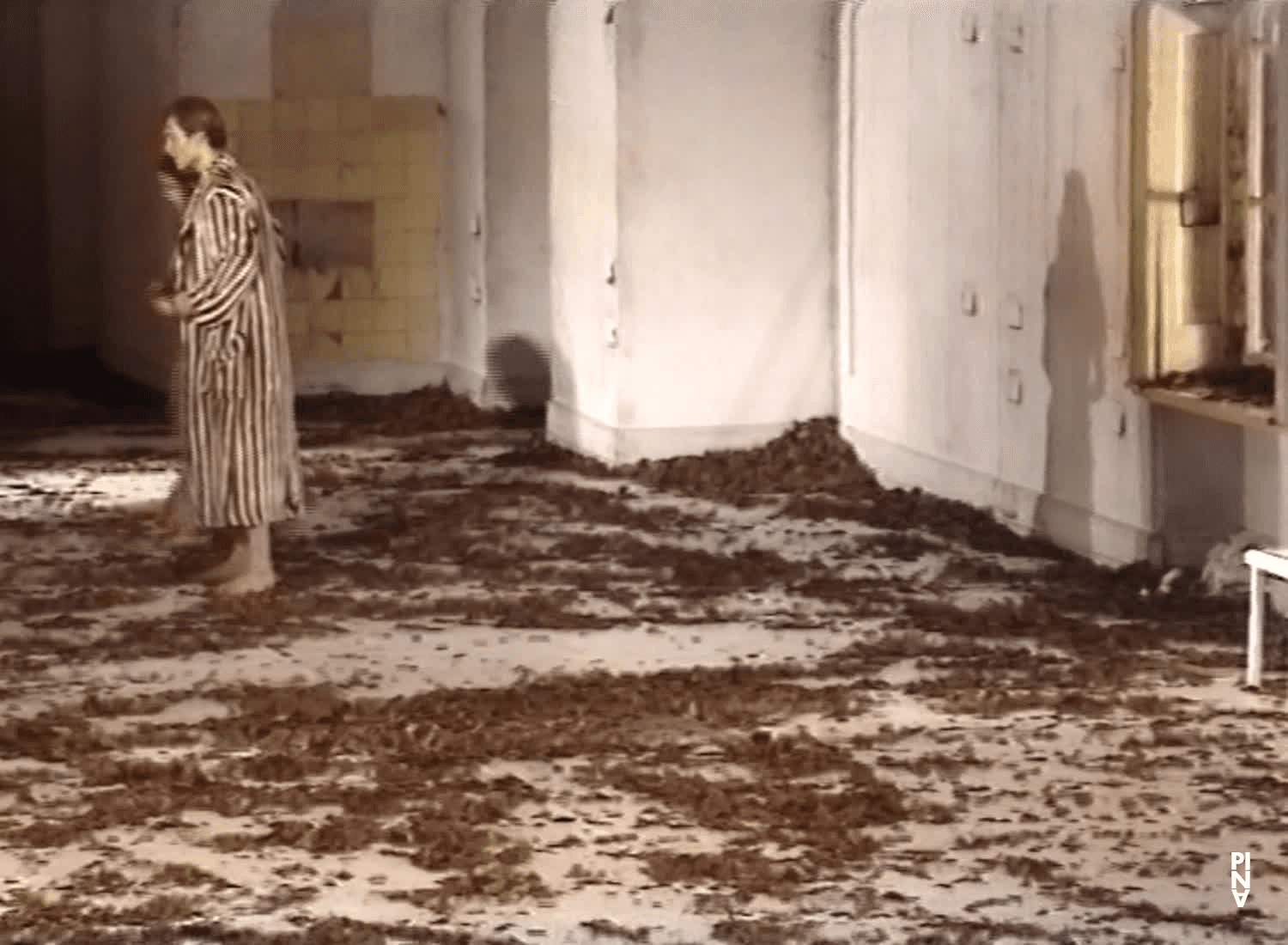 « Barbe-Bleue. En écoutant un enregistrement sur bande magnétique de l’opéra de Béla Bartók « Le Château de Barbe-Bleue » » de Pina Bausch avec Tanztheater Wuppertal Wuppertal (Allemagne), 3 mars 1995 (2/2)