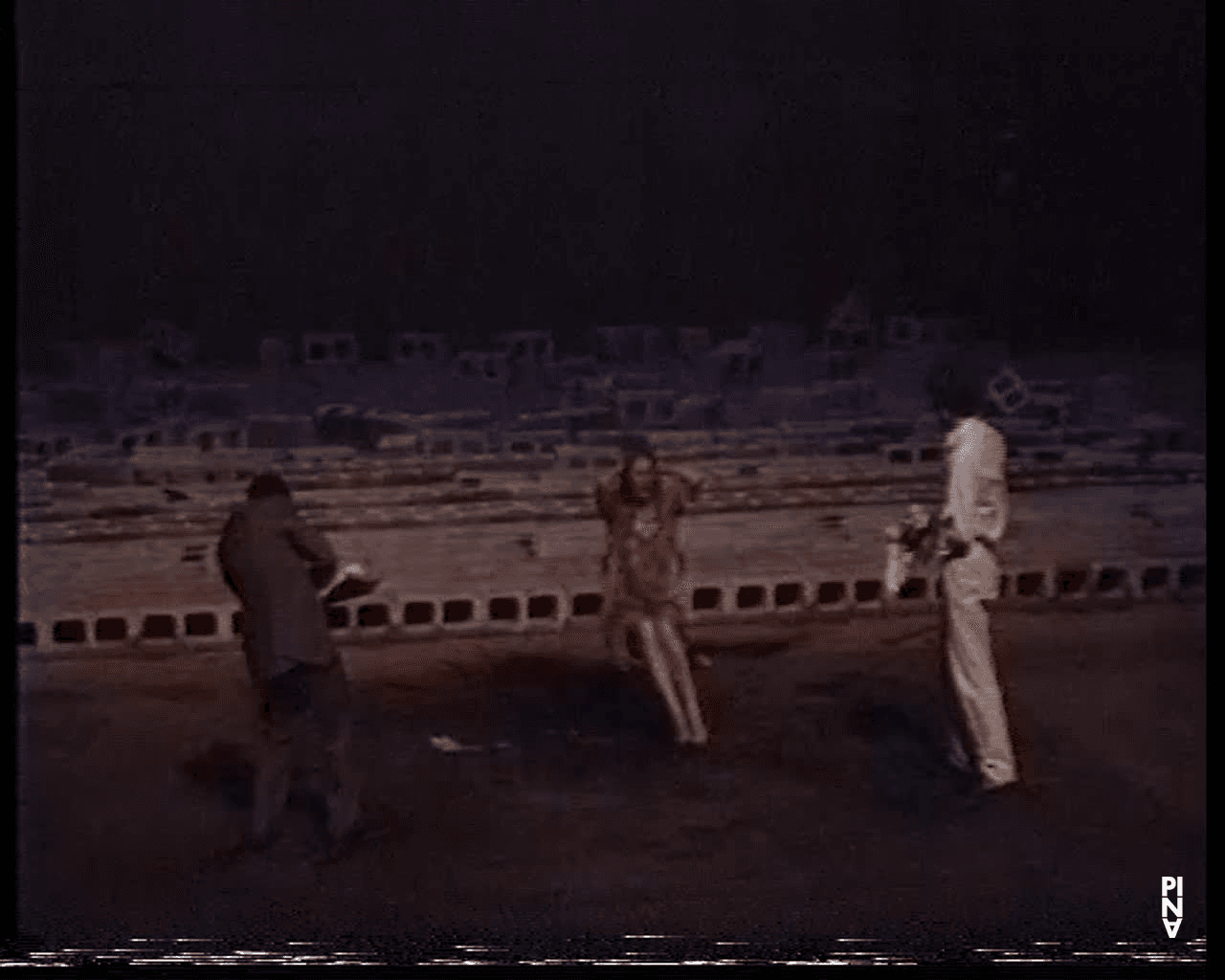 „Palermo Palermo“ von Pina Bausch mit Tanztheater Wuppertal in Wuppertal (Deutschland), 15. Dezember 2002 (1/2)